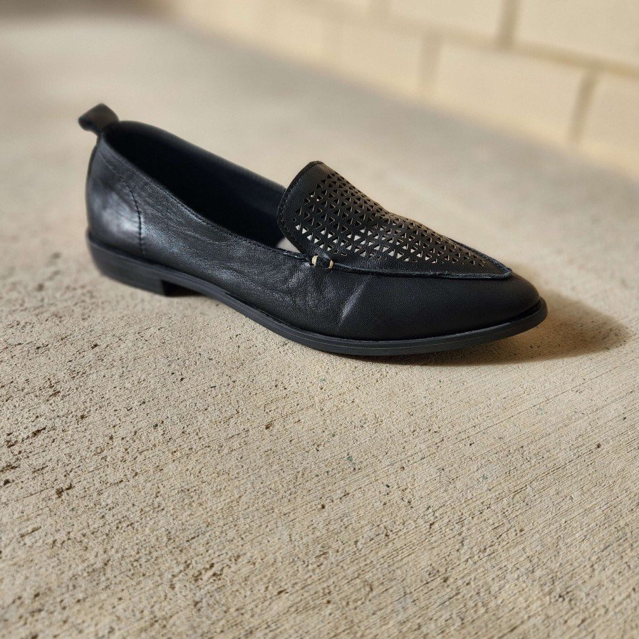 Footwear Bueno | Bueno - Blazey Pointy Toe Leather Loafer